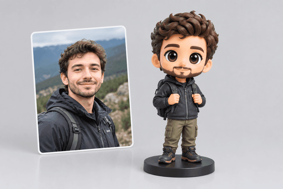 Снимка на мъж с раница и 3D фигурката, изработена по нея, една до друга
